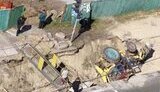 На Оболони в метре от пешеходов в траншею свалился экскаватор. ФОТО