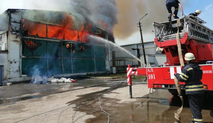 В Киевской области горела птицефабрика. ВИДЕО