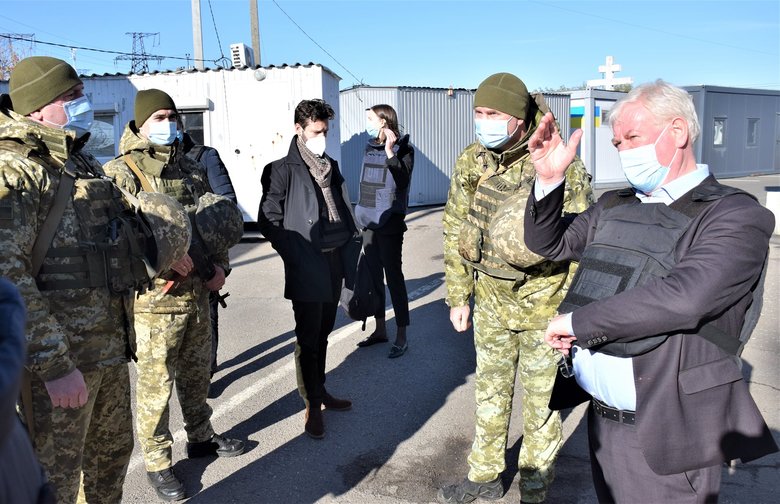 Спецпредставитель ЕС по правам человека Гилмор посетил район проведения ООС 04 Спецпредставитель ЕС по правам человека Гилмор посетил район проведения ООС 04