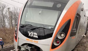 "Укрзализныця" назвала причиной схода с рельсов поезда Hyundai служебную халатность