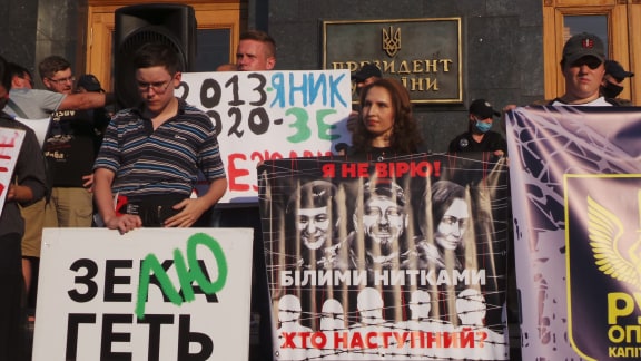 Под Офисом Зеленского в Киеве прошла акция протеста против условий прекращения огня на Донбассе 15