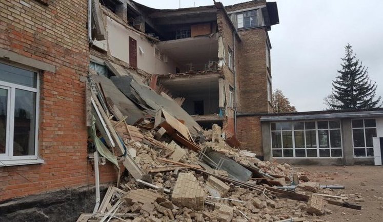 Wall of Vasylkiv school building collapses, no casualties reported. PHOTOS