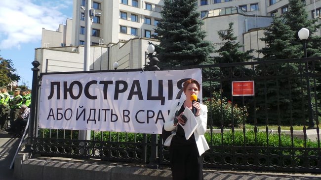 Шибениця, голова Леніна і бійки, - активісти пікетують КС з вимогою не скасовувати закон про люстрацію 11