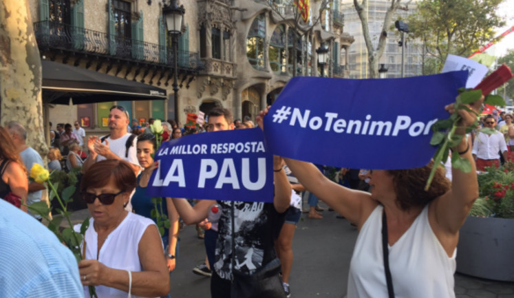 Полмиллиона людей вышли в Барселоне на марш против терроризма. ФОТОрепортаж