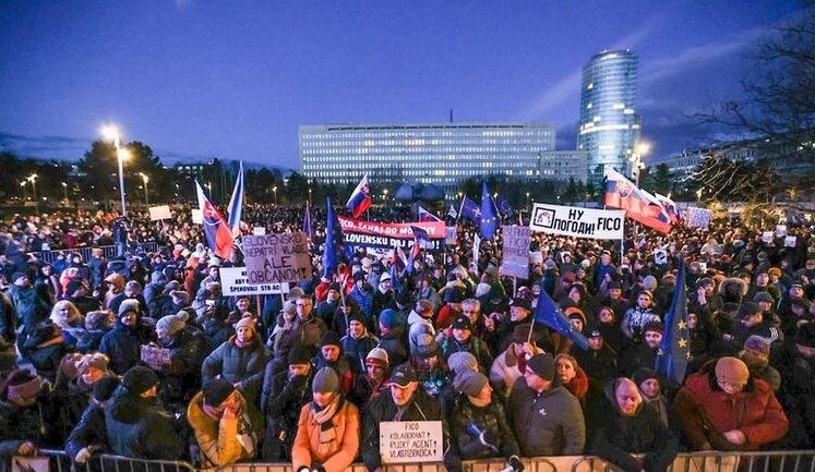 У понад 50 містах Словаччини знову відбуваються протести проти уряду Фіцо. ФОТОрепортаж