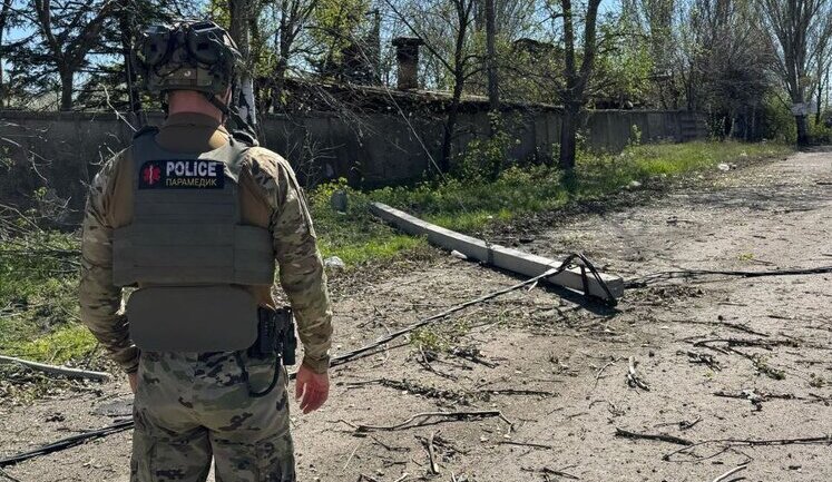 Четверо раненых, в том числе несовершеннолетний: вражеский FPV-дрон попал в автодорогу в Покровском районе, по которой двигался микроавтобус