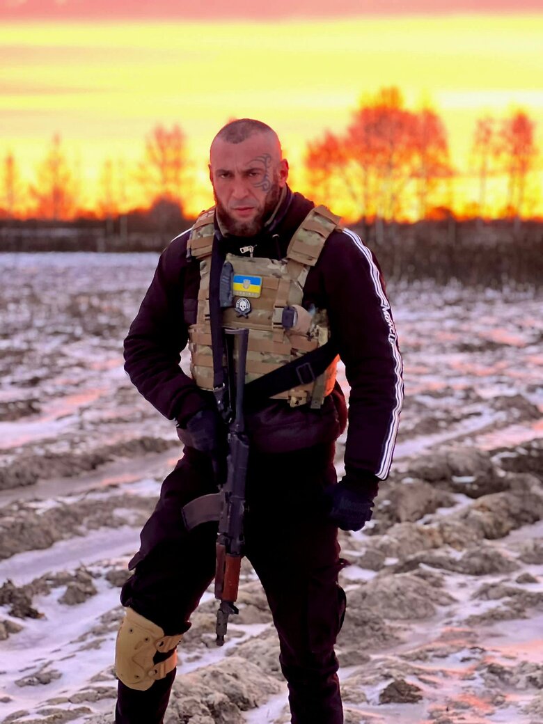 Экс-командир спецназа Израиля Денис Десятник: В Бахмуте ад. Нет электричества, воды, связи. Магазины не работают. Постоянно прилеты. Люди смирились с тем, что в любой момент могут погибнуть 04