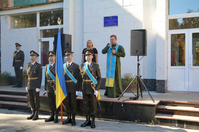 Меморіальну дошку загиблому на Донбасі воїну 24-ї ОМБр Вячеславу Куцмаю відкрили на подвірї школи №46 у Києві 06
