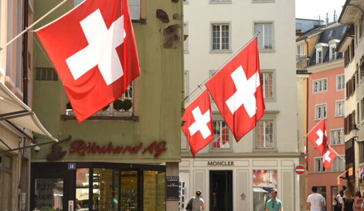 Швейцарские банки начали закрывать счета гражданам РФ, - росСМИ