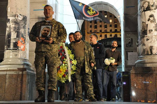 Kyiv residents, friends, comrades bid their farewells to killed Donbas veteran Valentyn Hontar at Maidan Nezalezhnosti 03