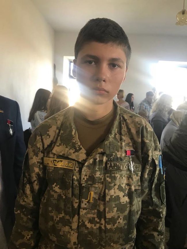 Народний герой України в Хотині: шість недержавних нагород вручили у дворі старовинної фортеці на Буковині 09