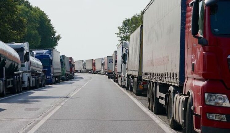 Паливна криза в Росії: перевезення рекордно дорожчають, а перевізники скорочують рейси