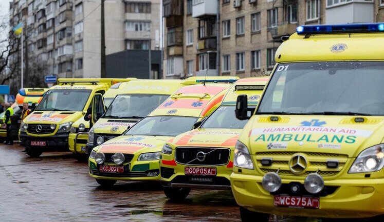 Финские волонтеры передали в Украину девять авто скорой помощи и гуманитарный груз. ФОТО