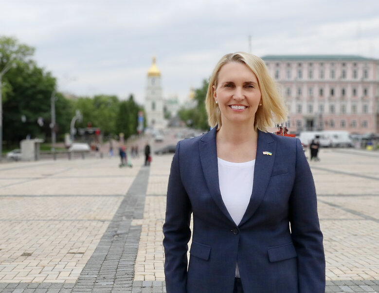 Новий посол США Брінк прибула до Києва 01