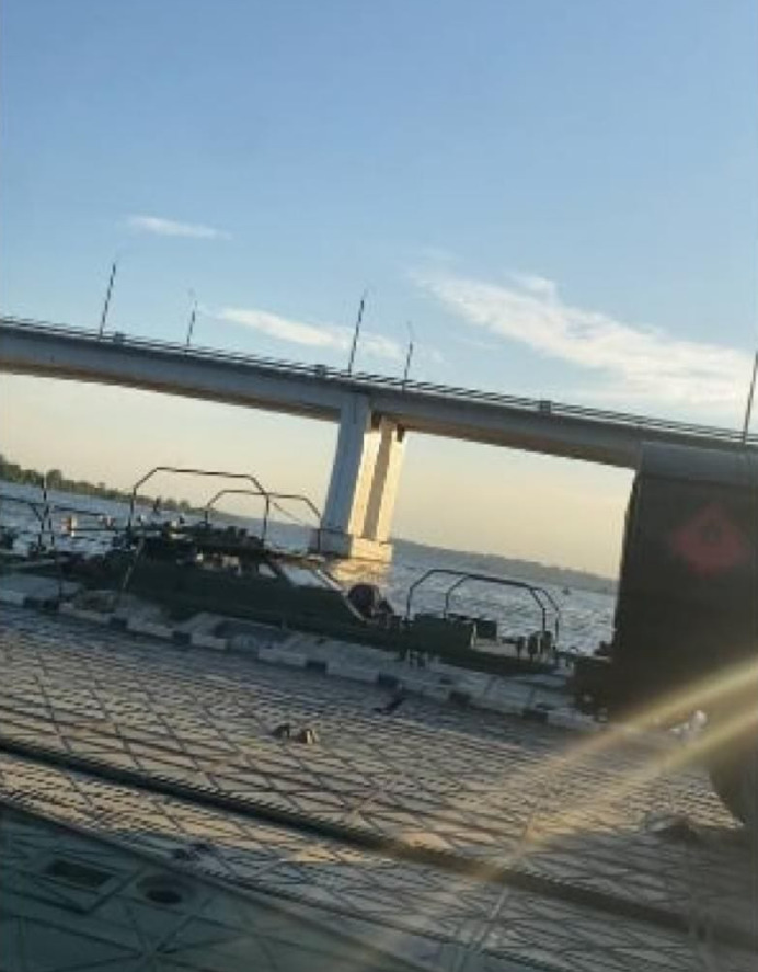Российские оккупанты прокладывают понтоны вместо Антоновского моста 01