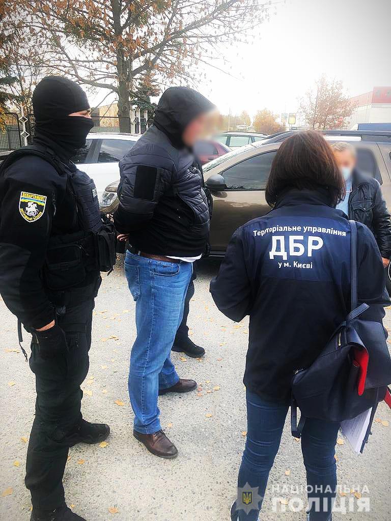 Поліцейського Київської області затримали на вимаганні хабаря в 90 тис. гривень 02