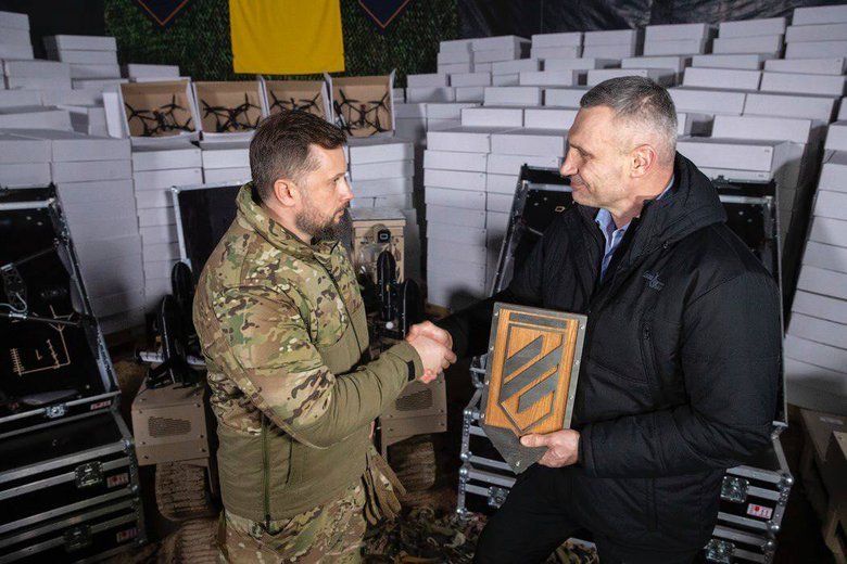 Київ передав 3 АК 10 тисяч FPV, мавіки та НРК