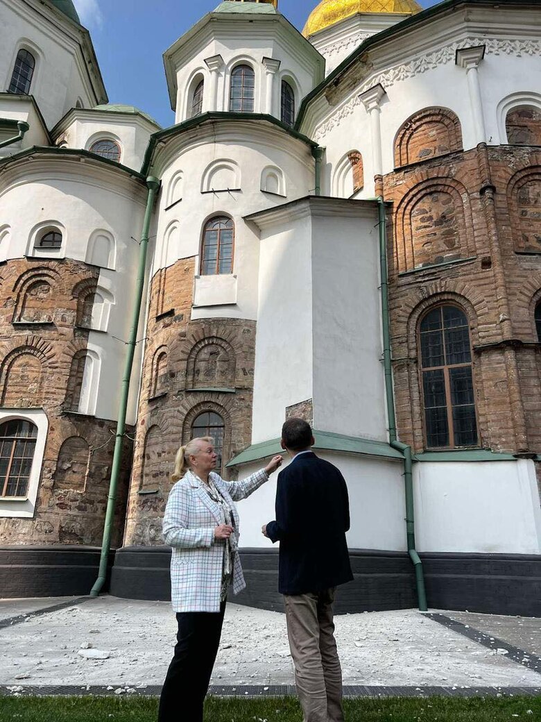 Софійський собор пошкоджено внаслідок обстрілу Києва rdiuxirxiqekzrz