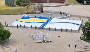 У Києві до Дня Військово-морських сил розгорнули найбільший прапор ВМС. ВIДЕО