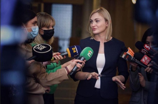 Слуга народу Євгенія Кравчук: Чому у партії падають рейтинги? А ви бачили якусь партію влади, у якої після 1,5-2 років зростали рейтинги? 03