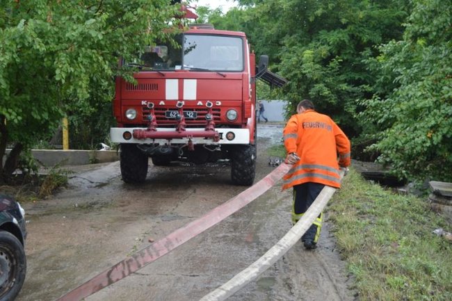 Ліквідація наслідків негоди триває в Чернігові, - ДСНС 01