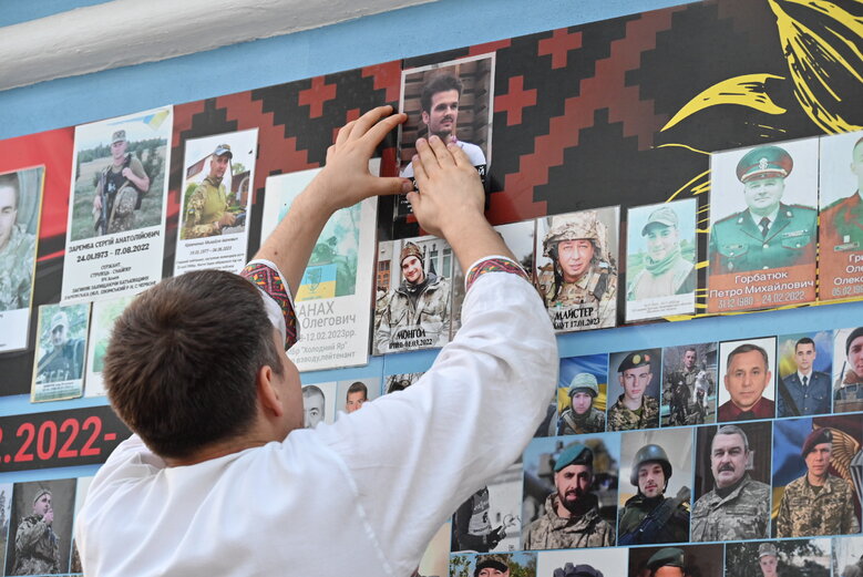 У Києві вшанували пам’ять Андрія Бабінського - воїна 80-ої ОДШБр та засновника Мегамаршу у вишиванках 22