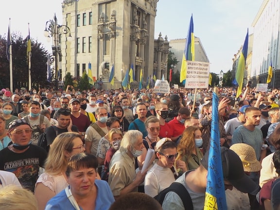 Под Офисом Зеленского в Киеве прошла акция протеста против условий прекращения огня на Донбассе 27