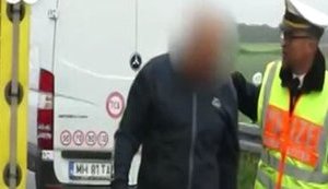 "Хочешь посмотреть на погибших? Не хотите смотреть? Зачем тогда фотографируете?", - немецкий полицейский борется с водителями, снимающими место ДТП. ВИДЕО