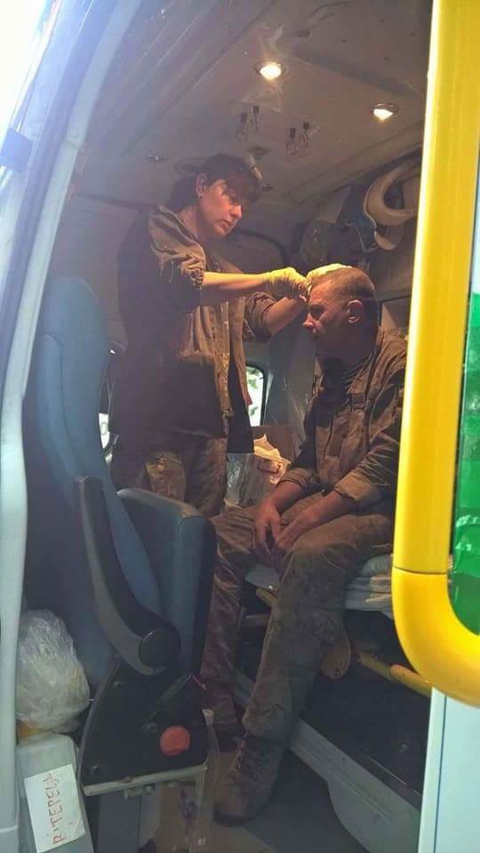 На війні червоний хрест медика на формі чи машині працює не як оберіг, а як мішень для найманців РФ 05