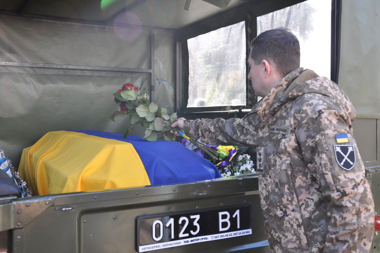 В Києві попрощалися із загиблим внаслідок російського обстрілу розвідником 30-ї ОМБр Антоном Сидоровим 53