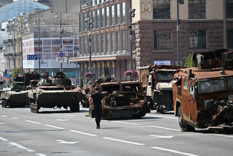 Выставка уничтоженной военной техники РФ на столичном Крещатике 24