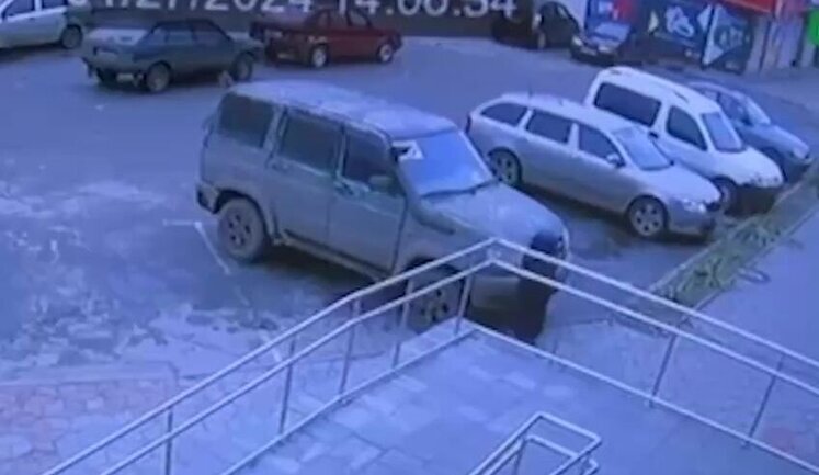 В оккупированной Новой Каховке "прилетело" по машине российских "волонтеров". ВИДЕО