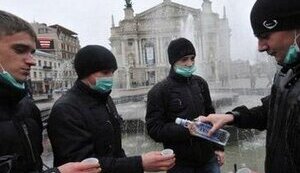 Украинцы скупают маски - население боится эпидемии гриппа. ФОТОрепортаж.