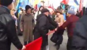 "Сепар еб#чий! В стране война! Да заберите у них, бл#дь, эти флаги!", - во время митинга коммунистов, праздновавших годовщину октябрьской революции, произошла потасовка. ВИДЕО