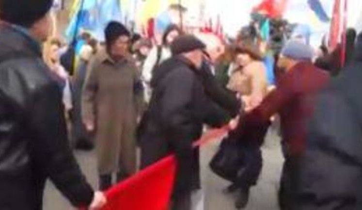 "Сепар еб#чий! В стране война! Да заберите у них, бл#дь, эти флаги!", - во время митинга коммунистов, праздновавших годовщину октябрьской революции, произошла потасовка. ВИДЕО