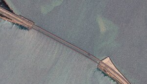 Maxar опубликовал спутниковые снимки разрушений Крымского моста. ФОТО