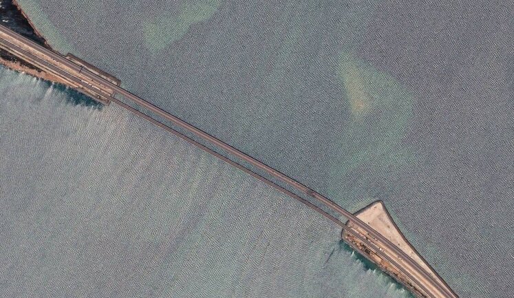 Maxar опубликовал спутниковые снимки разрушений Крымского моста. ФОТО