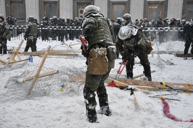 На улице Грушевского начали демонтаж палаточного городка 03