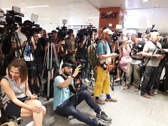 Прихильники Саакашвілі збираються в аеропорту Бориспіль - люди тримають банери і співають гімн 04 Прихильники Саакашвілі збираються в аеропорту Бориспіль - люди тримають банери і співають гімн 04