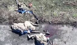окупанти ноші милиці валяються на дорозі