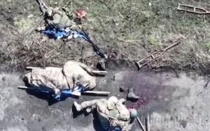 окупанти ноші милиці валяються на дорозі