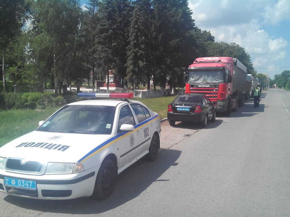 Пять фур зі львівським сміттям затримали на Чернігівщині 01