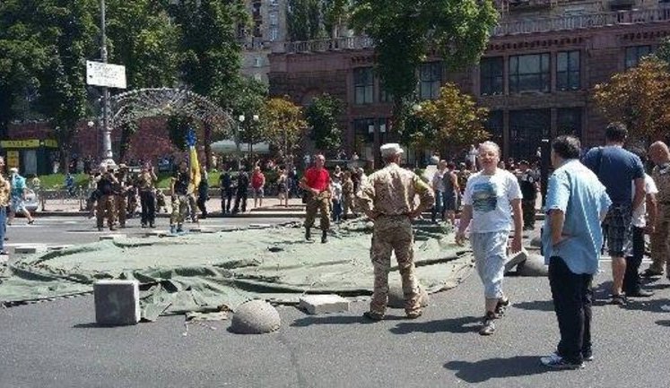 Прихильники затриманого комбата Лихоліта збираються на Хрещатику. ФОТОрепортаж