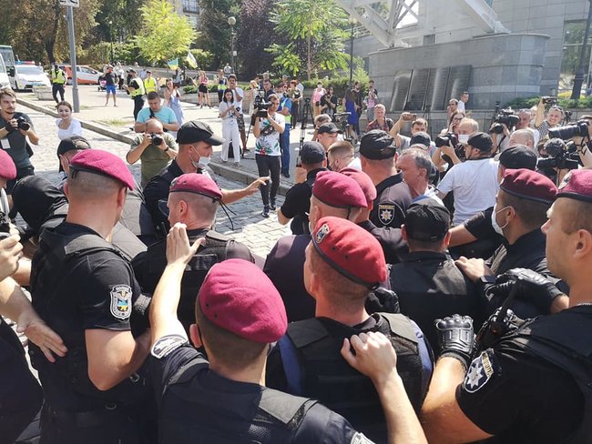 На Аллее Героев Небесной Сотни снесли декорации ко Дню Независимости: есть задержанные (Обновлено) 11