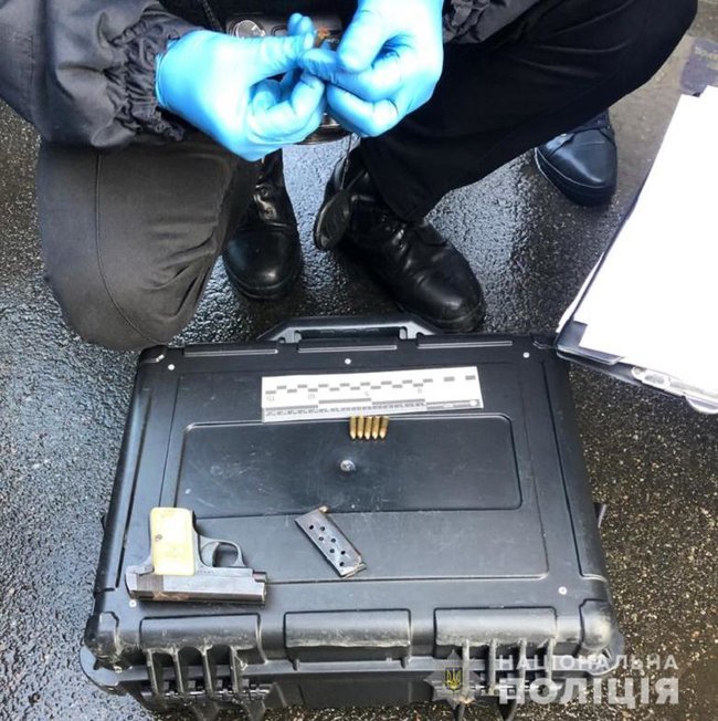 В правительственном квартале задержали мужчину с пистолетом и ножом, - полиция 04