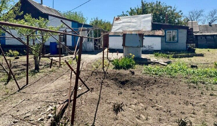РФ обстреляла из артиллерии Приморское в Запорожской области: ранен мужчина, который работал во дворе. ФОТО