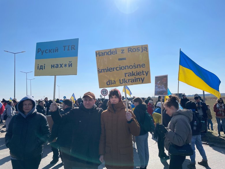 Активісти поновили блокаду російських та білоруських фур на польському кордоні: черга з вантажівок розтяглася вже на 22 кілометри 05
