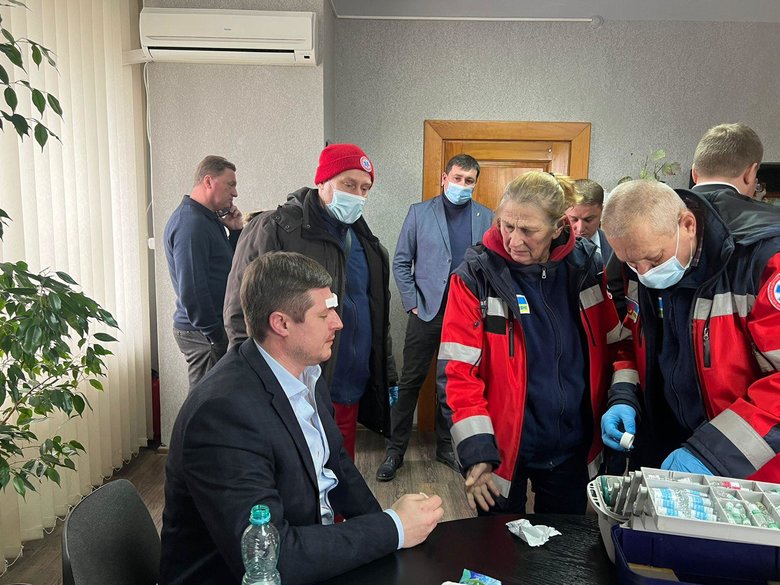 Під час сесії Рівненської міськради побили екснардепа Осуховського 01