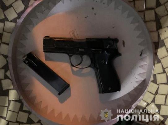 Військовослужбовців одного з розвідувальних батальйонів на Житомирщині впіймали на виготовленні та збуті наркотиків: вилучено зброю, валюту і товар на мільйон 05