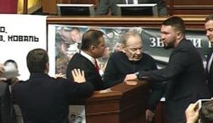 "Те що ви робите, Юля, це нечесно", - Ляшко умовляє Шухевича не зачитувати з трибуни ВР постанову про імпічмент від "помічників Медведчука". ВIДЕО